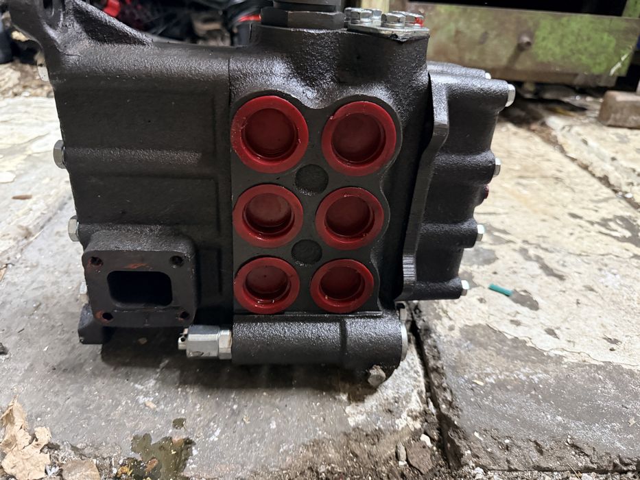 Гидрораспределитель R160 К-700 / К-701, 3 секции, оригинал