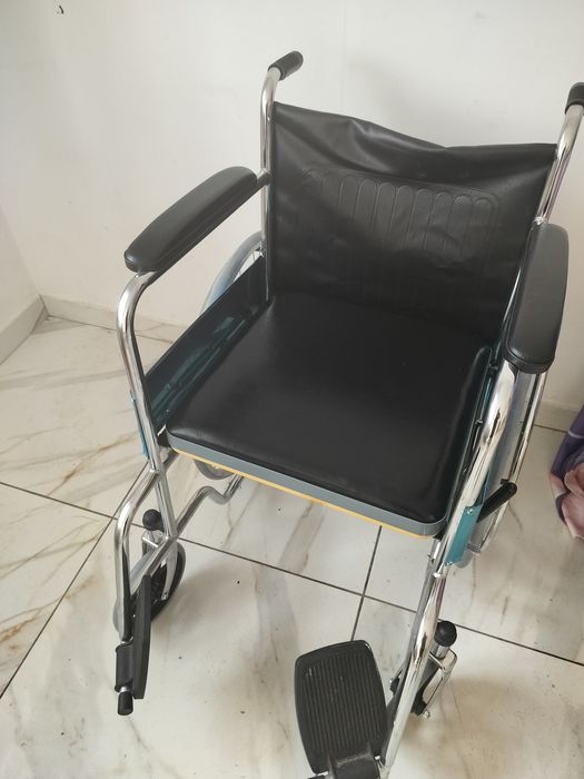 Căruț cu rotile cu vas de toaletă