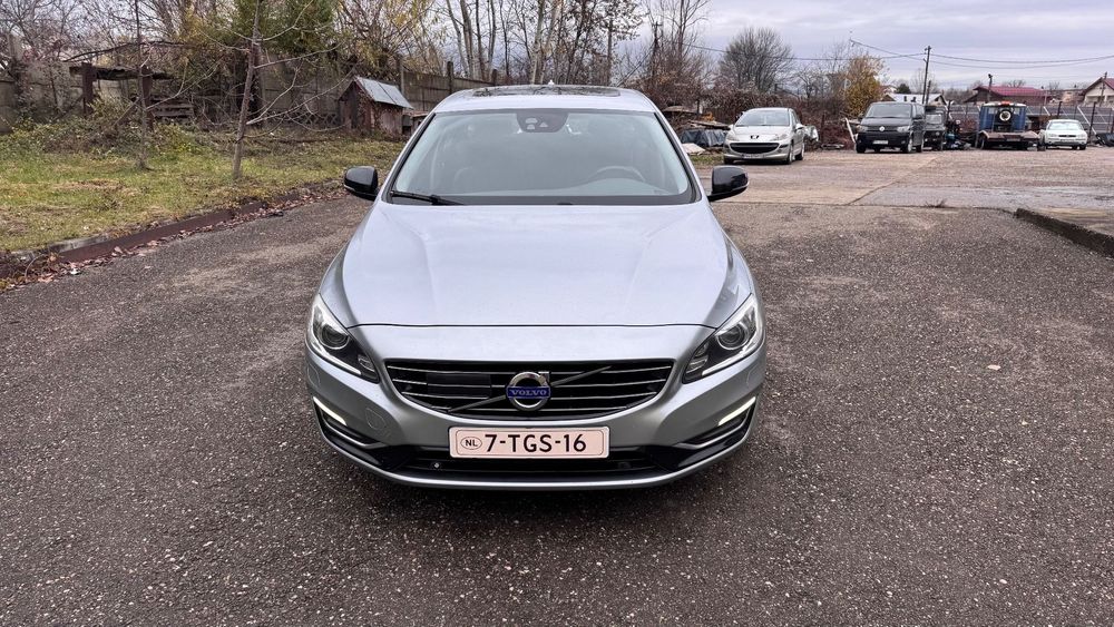Volvo V60 D6 / Plug-In-Hybrid / AWD / Distronic / Summum