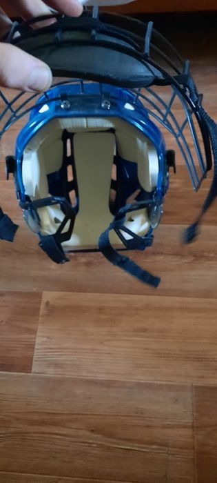 Продам хоккейный шлем