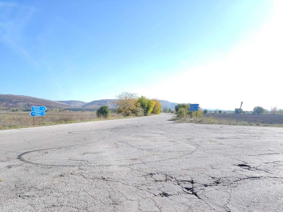 Земеделски парцел на кръстопът Плевен / Никопол / Белене!