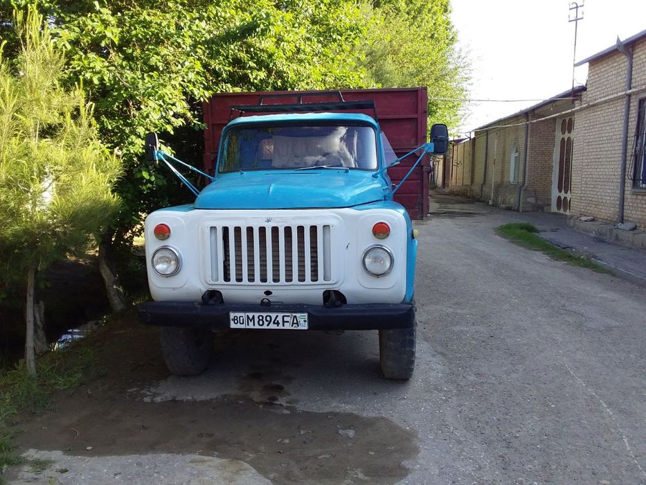 Gaz 53 avtomobil 3 tomonga o'zi to'kadi gruzni