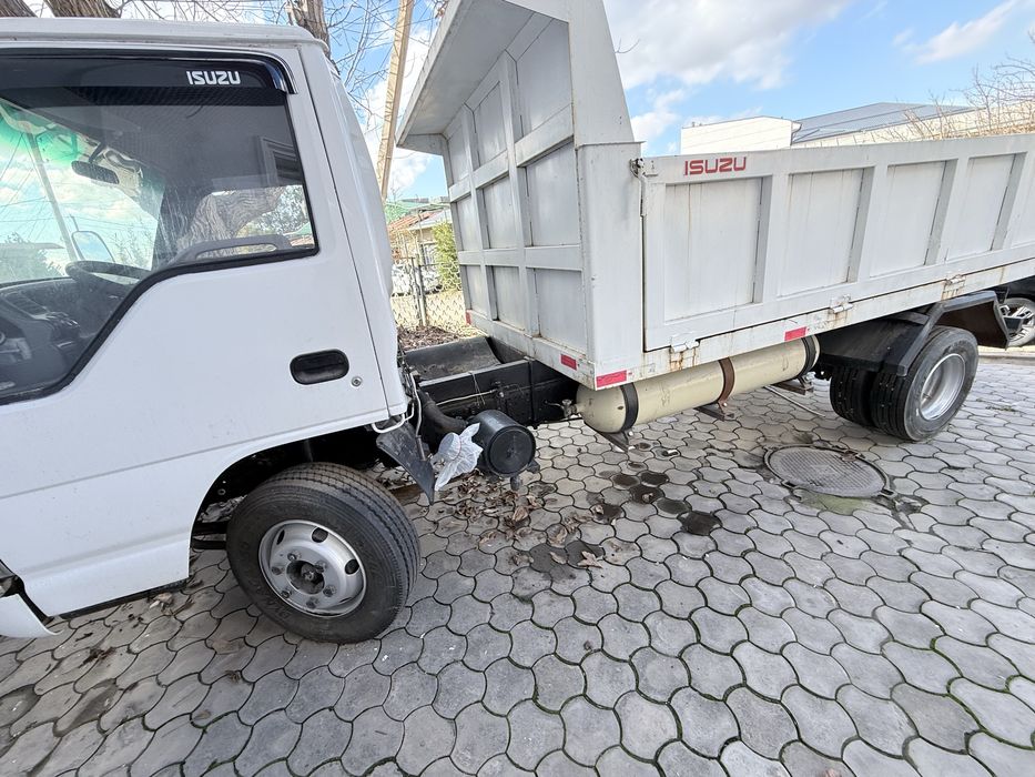 Исузи самосвал сотилади