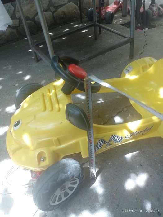 Два броя детски кола с педали