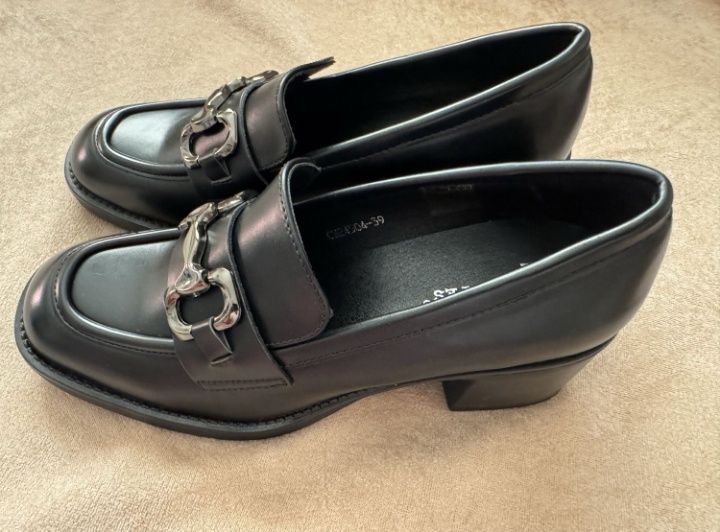 Дамски черни дантелени обувки и мокасини на ток