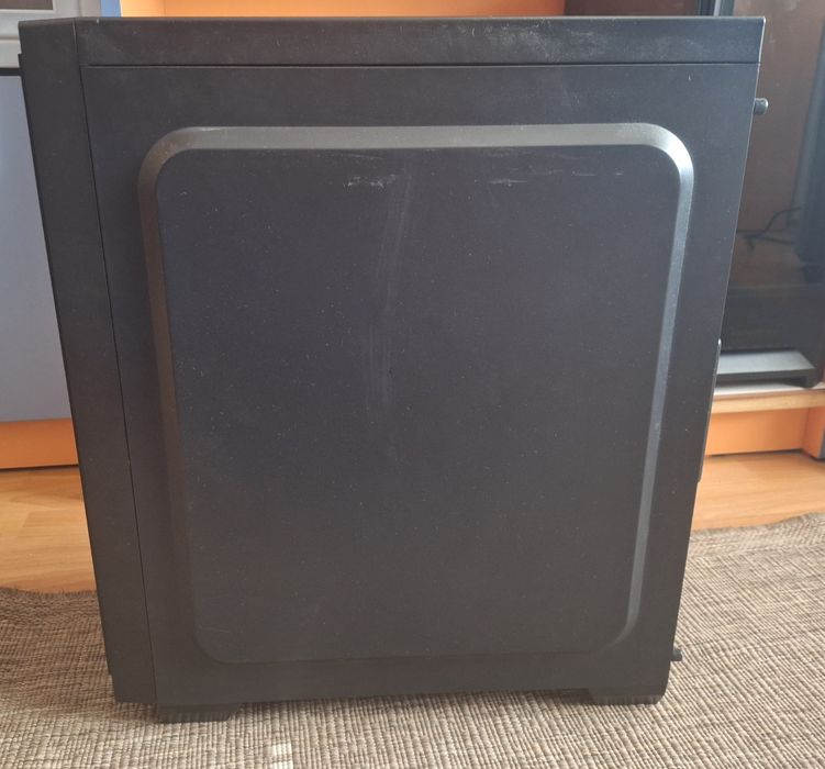 Геймърски компютър с монитор