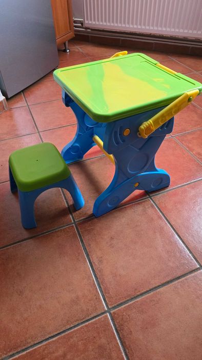 Vând tablă multifuncțională 2 în 1, măsuță și scaunel, cu leduri