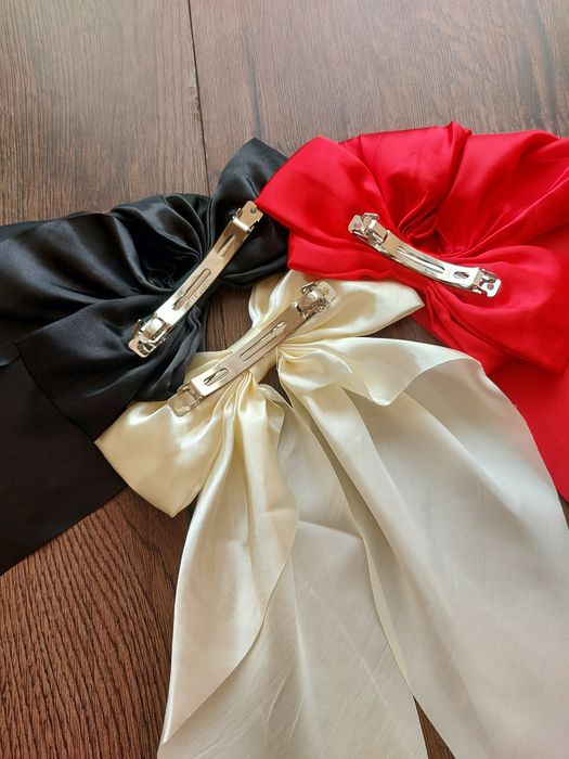 Щипка/шнола за коса в 3 цвята ( червено, черно, екрю )