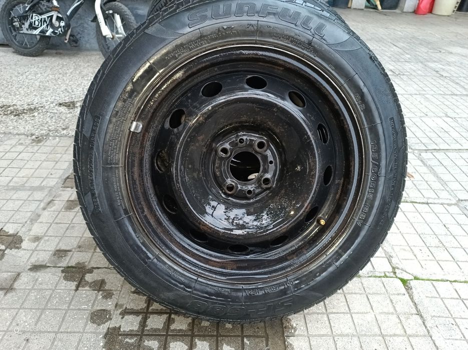 Гуми- 4 зимни 15ки, 4 летни 15ки и 2 зимни 14 ми ки