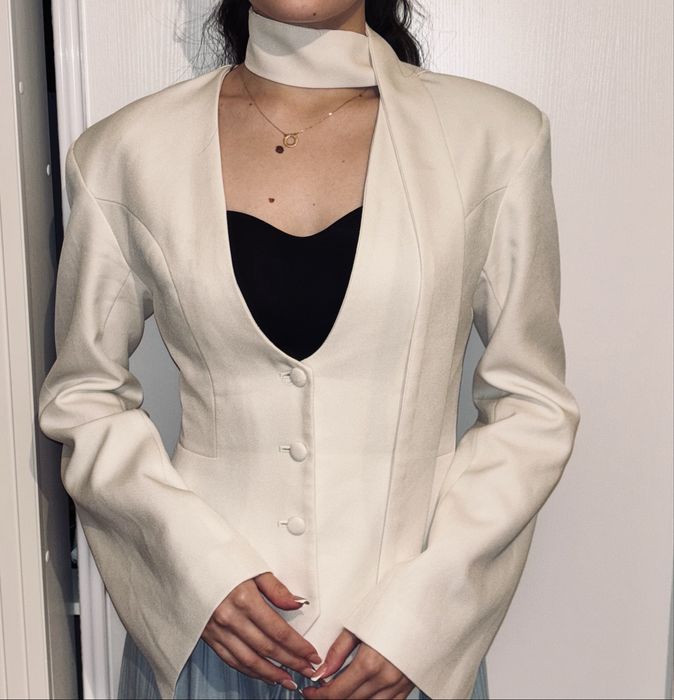 Пиджак приталенный белый