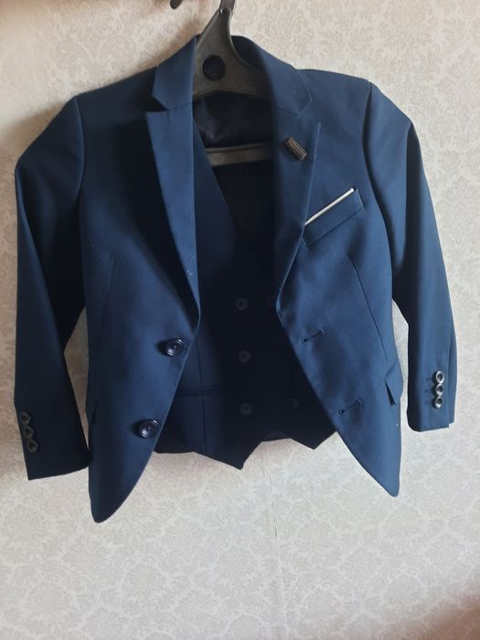 Пиджак,брюки, жилетка школьная.