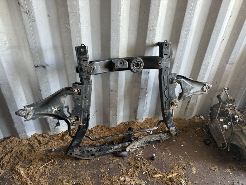 Продам передний подрамник балку на Рено Дастера