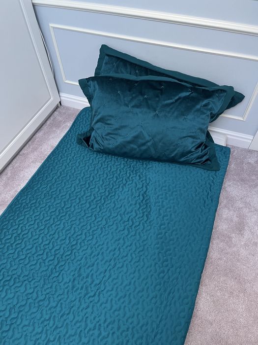 Cuvertura pat tourquiose si 2 fete perna