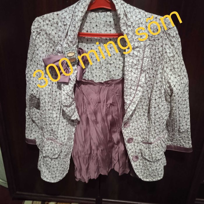 Xotinlar uyda kiyim almashtirish fotosurati