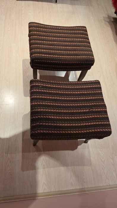 Стари столове и табуретки