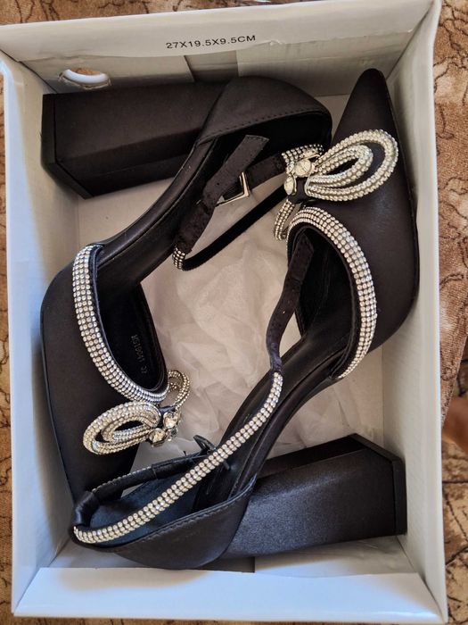 Обувки на ток с панделка