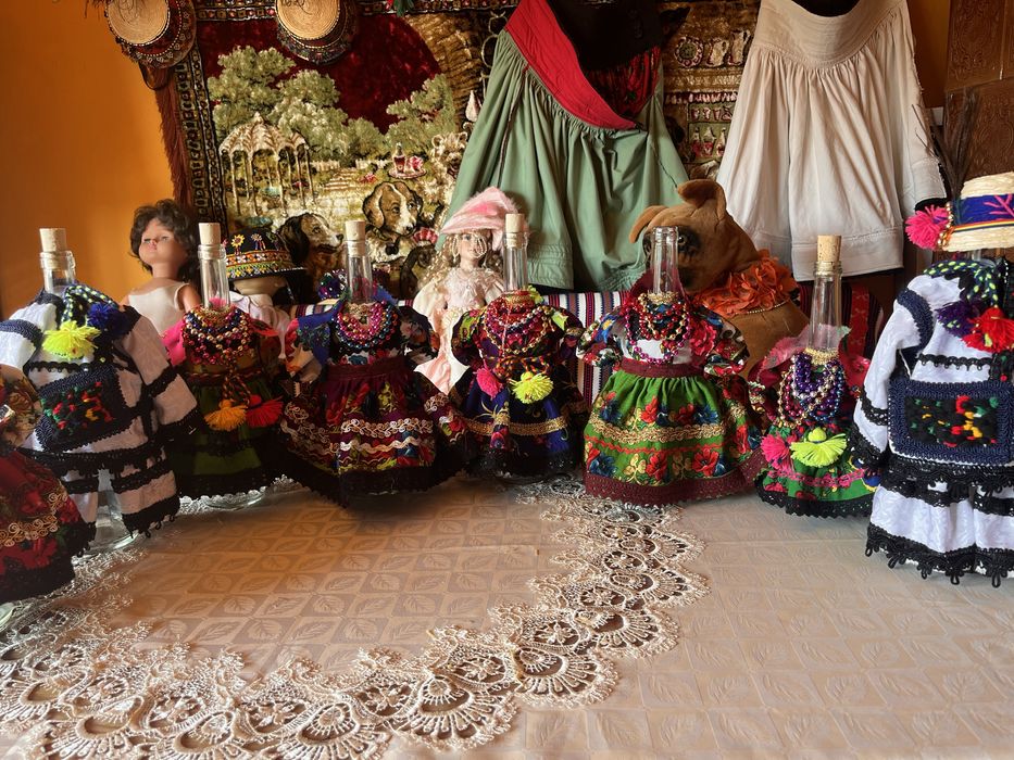 Sticle imbracate in costume traditionale osenesti