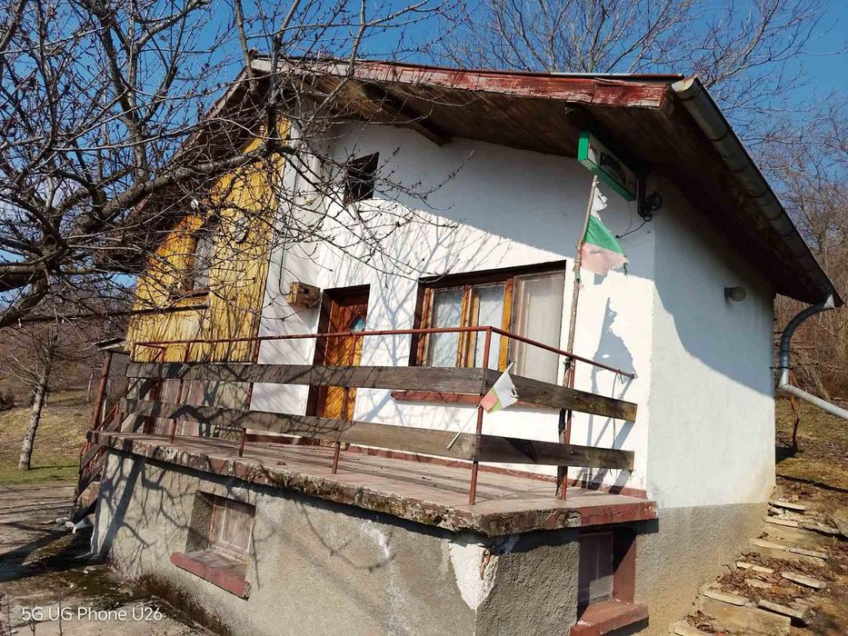 Продавам вила с два парцела