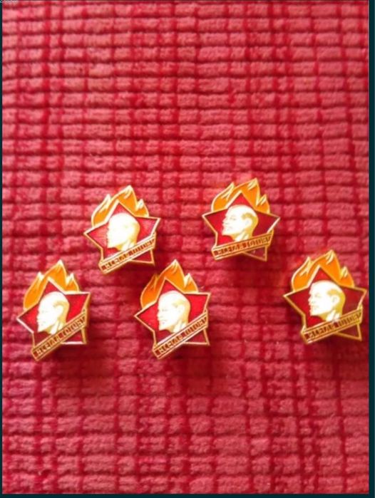 Продавам ретро значки