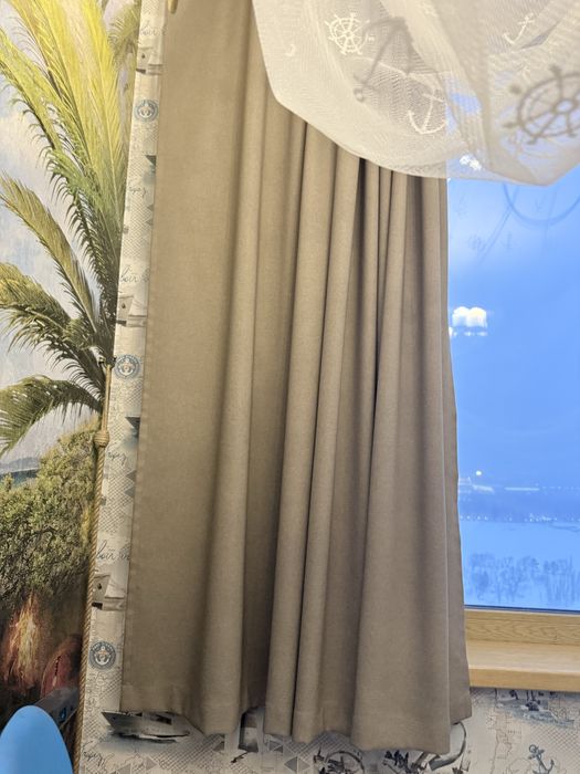 Люстра и шторы в морской тематике.