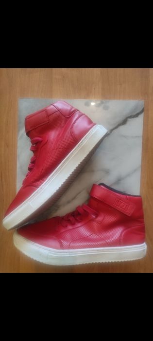 Продам новые кроссовки