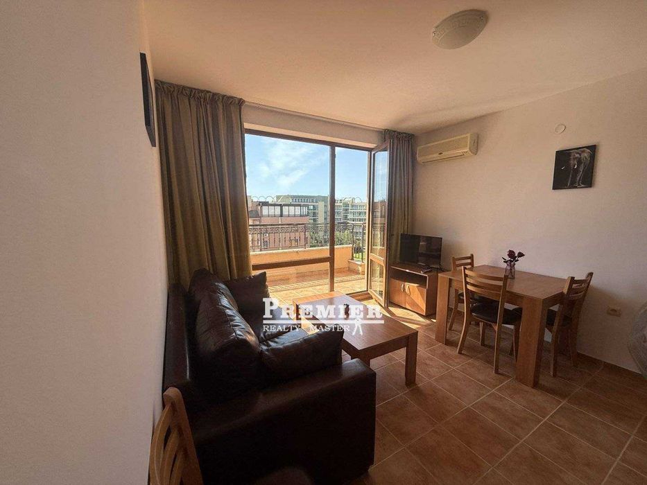 Двустаен апартамент с просторна тераса в северната част в Слънчев бряг