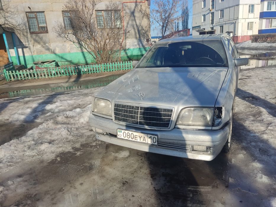 Продам машину Мерседес 140