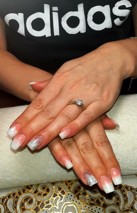 Manichiură, pedichiură si oja semi-permanenta