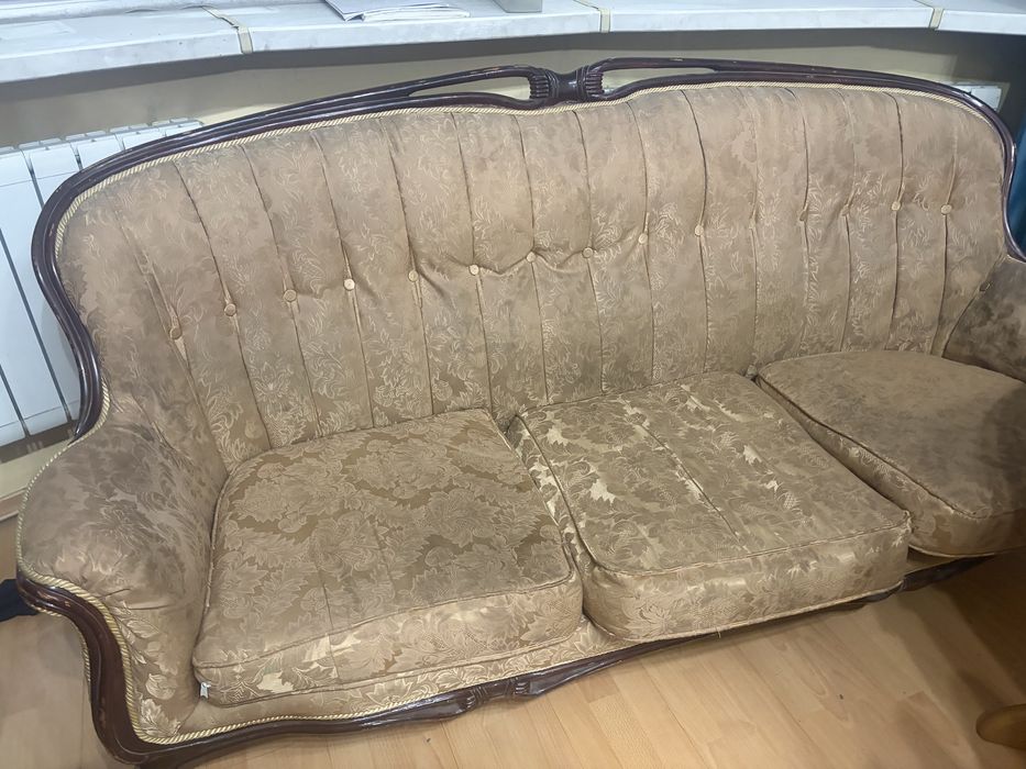 Срочно отдадим диван в связи с переездом