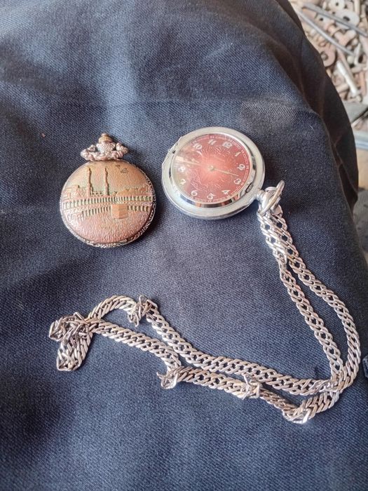 Продам советские часы молния и мони