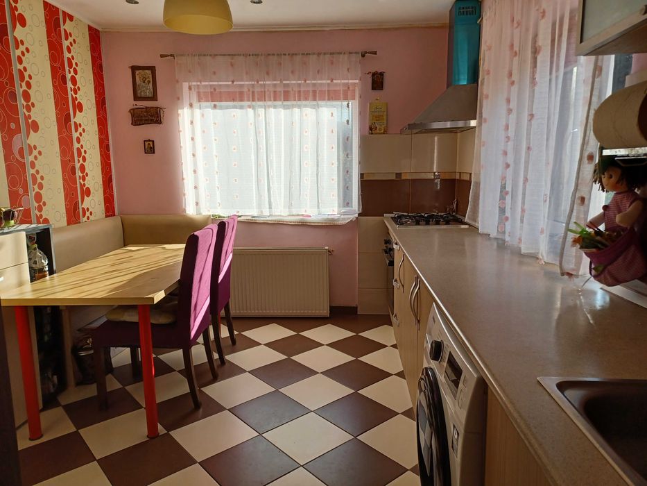De vanzare vila S+P+1 ( 2 apartamente  tip duplex) 7camere, 2 băi.