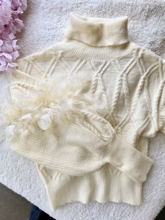 Пуловер с пера в бежово