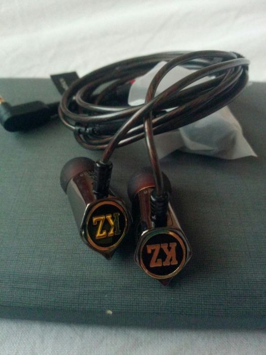 Продавам супер качествени слушалки ED8