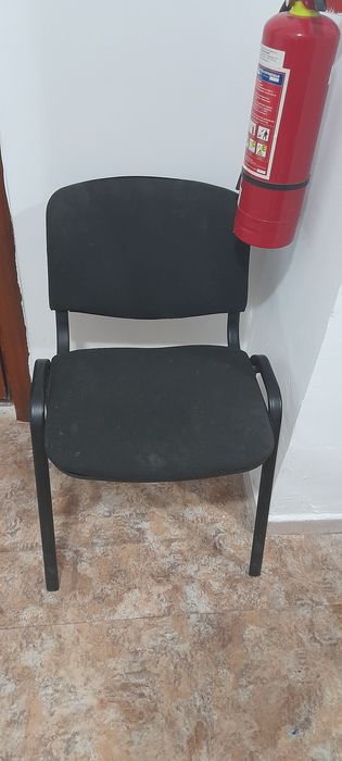 Офисное кресло и стулья