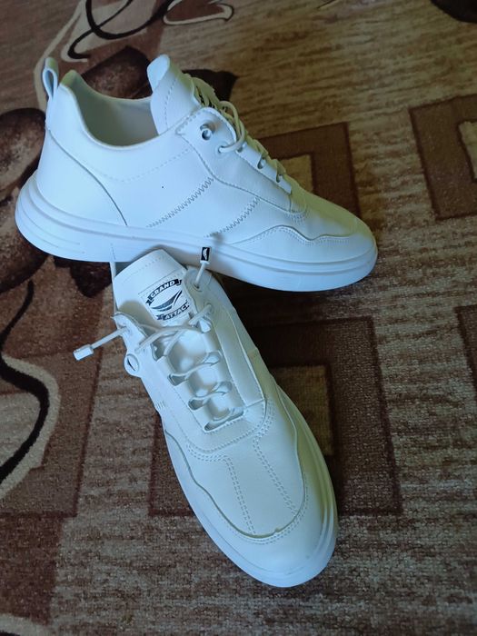 мъжки бели спортни обувки