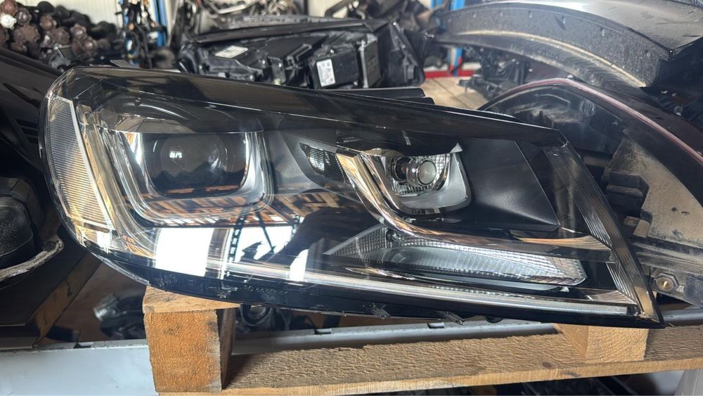 Far partea dreapta VW Touareg 7P facelift 2016
