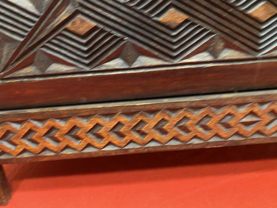 Френски сандък от дън с дърворезба