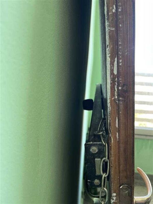 Входна дървена врата от панелен апартамент