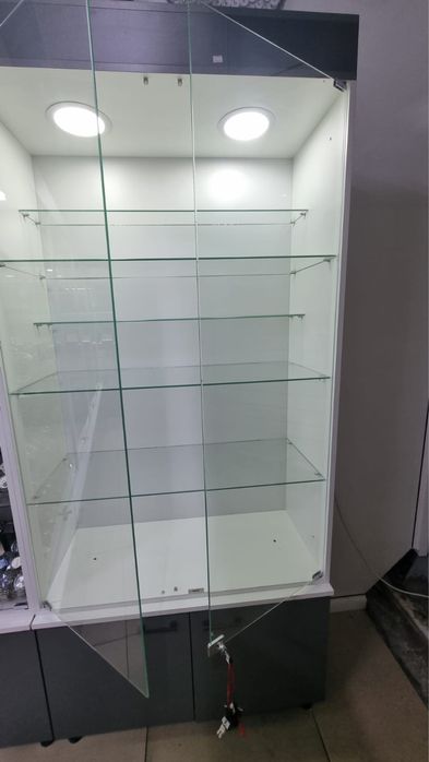 Шкафы витрины.