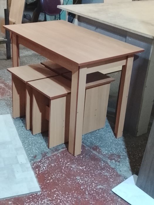 Продам стол и 4 табуретки