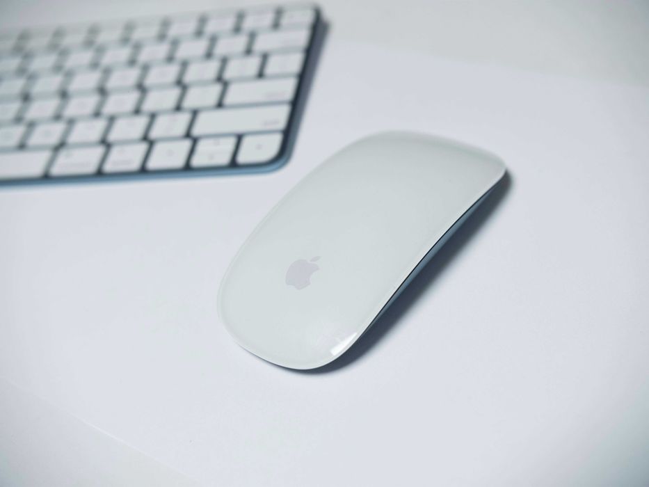 Vand iMac 2021, M1, 8 core, SSD 512gb, 16GB RAM, set complet cu tastatura mouse cutie