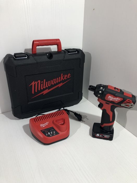 Milwaukee M12 cu bit pentru însurubat