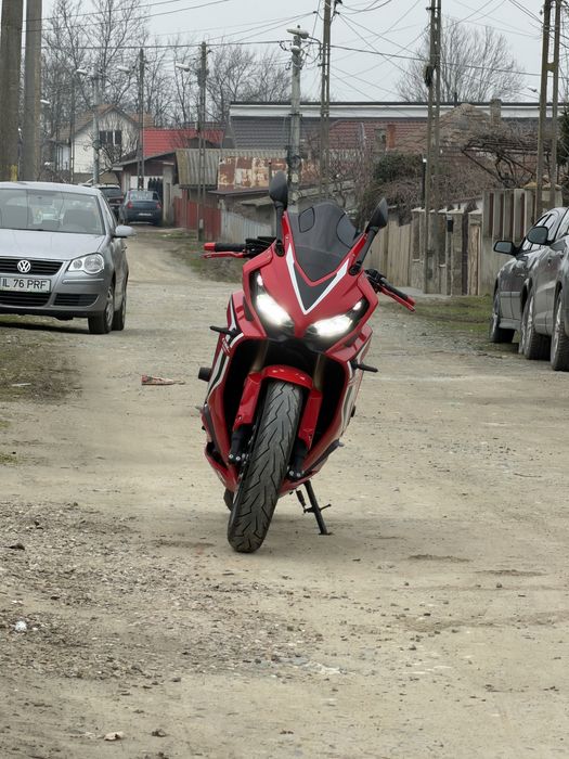 CBR 650 R limitata A2 ( 35kw)