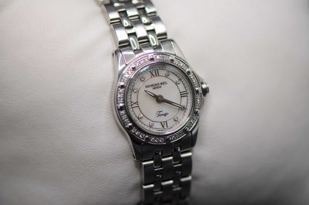 Швейцарски дамски часовник с диаманти - Raymond Weil Tango 5790