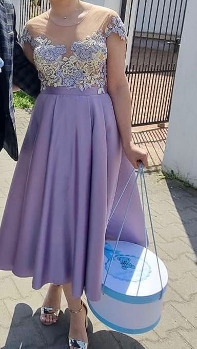 Vând rochiță făcută pe comandă , purtată o singură dată