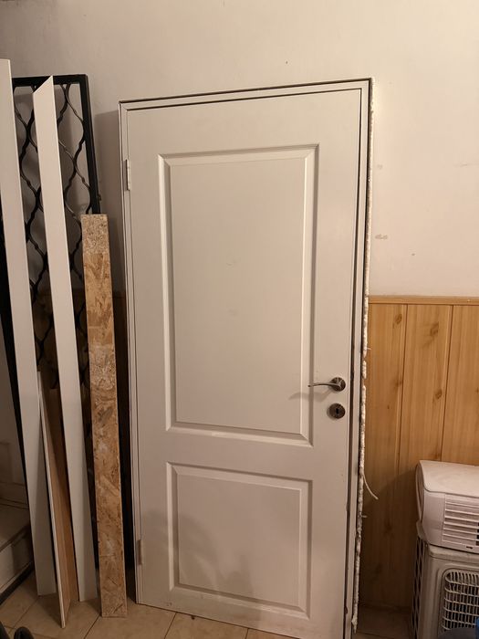 Usa interior alba cu tot cu toc