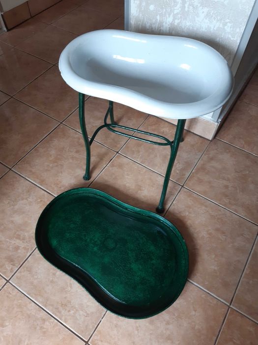 Bideuri pe 4 picioare, cu capac, din lemn, metal si fonta