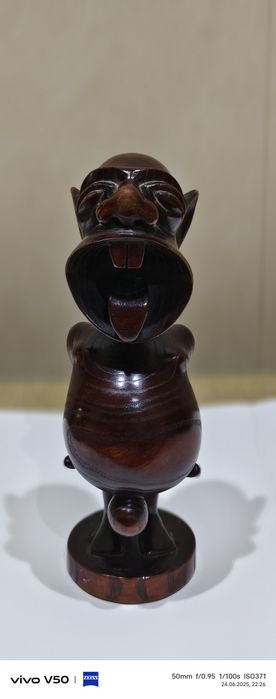 Авторская резная фигура Поющий мальчик.