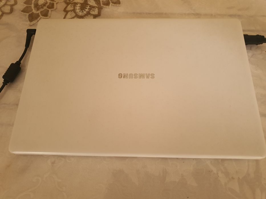 Ноутбук  сотилади