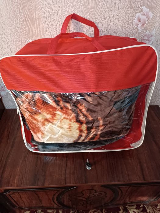 Двухспальной новое красивое одеяло с отливом двух сторон.